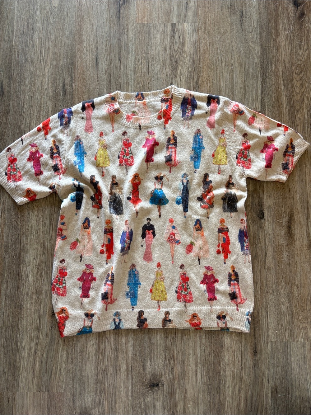 Cream Short-Sleeve Sweater with Colorful Fashion Figure Print
